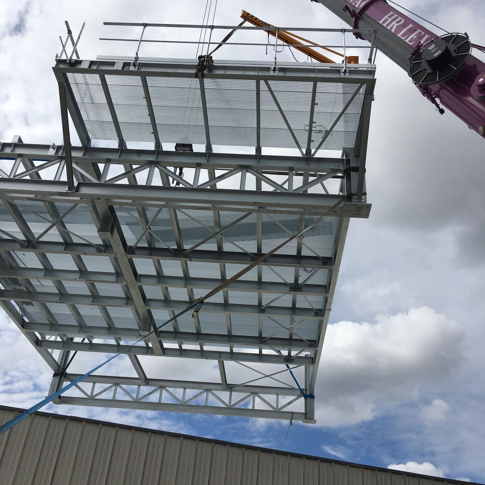Levage à la grue d’une plateforme en charpente métallique galvanisée