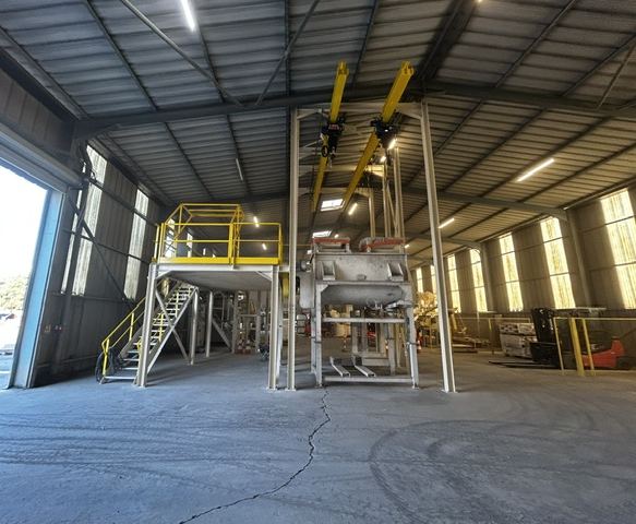 Structure métallique avec plateforme, escalier et garde-corps dans un bâtiment industriel
