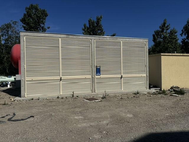 Portes et grilles à ventelles métalliques sur un local technique